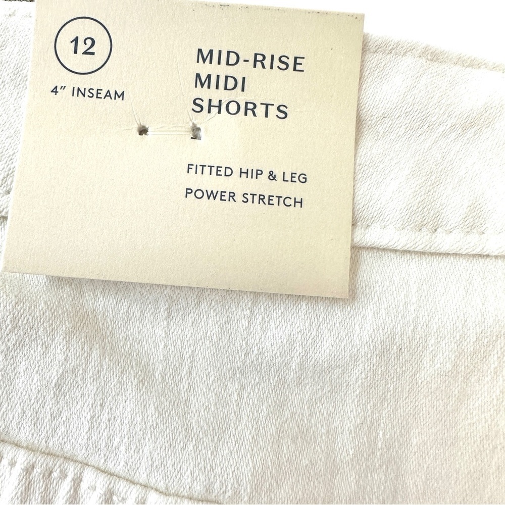 Mid-Rise Raw Hem Midi Jean Shorts in White Size 12/31 - Picture 9 of 12